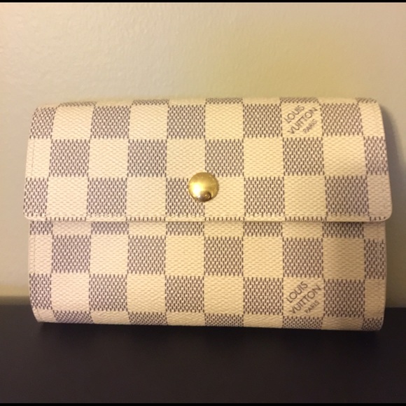 Louis Vuitton Handbags - Louis Vuitton button Wallet