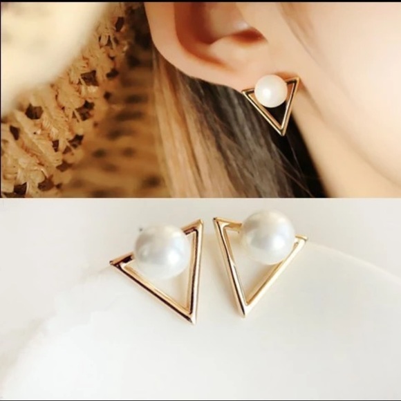 lucy6mahon Jewelry - Elegant gold stud earrings with white pearls