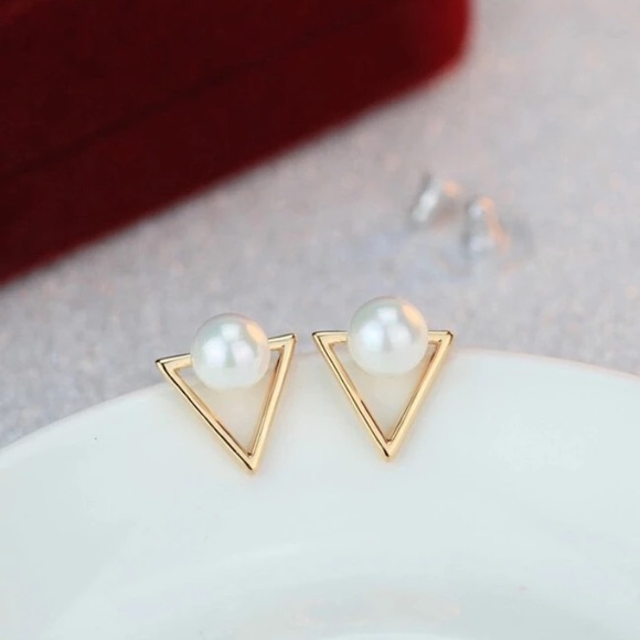 Elegant gold stud earrings with white pearls - Picture 2 of 2
