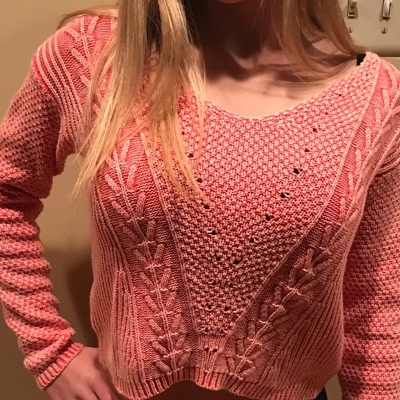 ADORABLE CROPPED SWEATER SIZE S - Picture 1 of 3