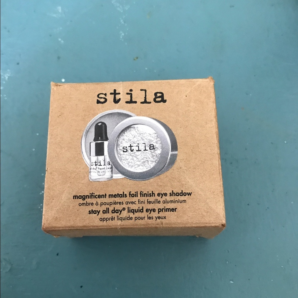 Stila magnetic metal foil finished shadow.