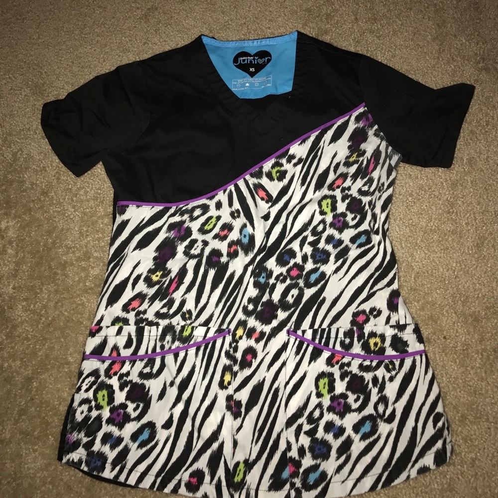 Xs juniors leopard print scrub top