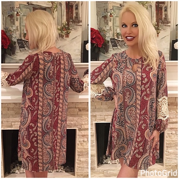 Dresses & Skirts - Stunning print crochet detail keyhole top dress!