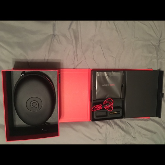 Beats Studios - Picture 2 of 4