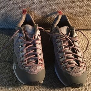 North Face Size 7 Tennis Shoes