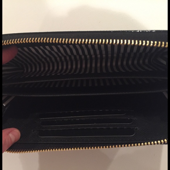 🌷Host Pick🌷Kate ♠️ Classic Black Wristlet - Picture 3 of 7