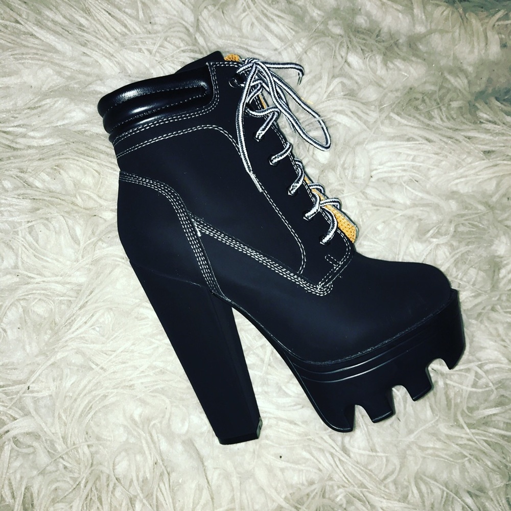 Black vive boots ! New with box