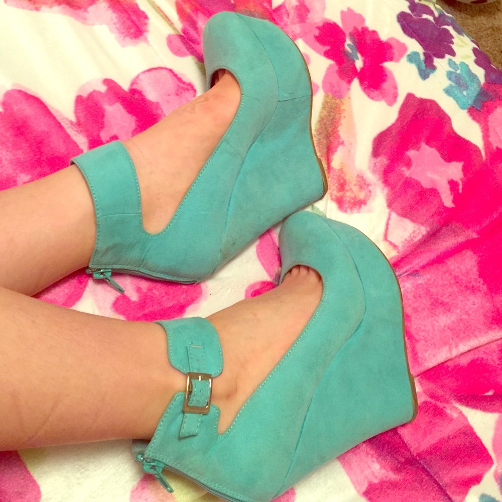Aqua wedges