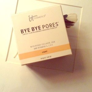 Bye bye pores finishing powder in Light. New!