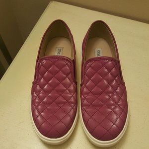 Steve Madden Eccntrq Slip Ons in Fuchsia