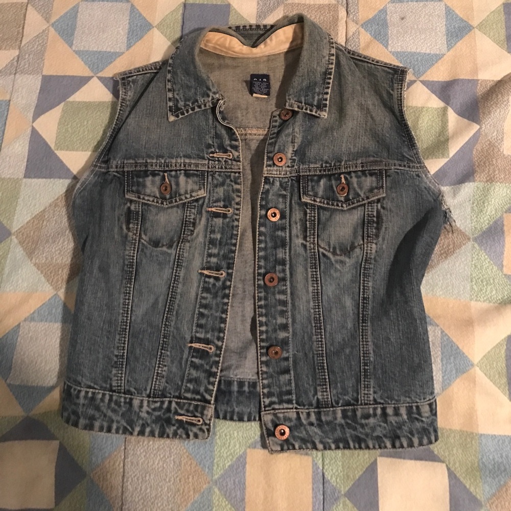 Sleeveless jeans jacket