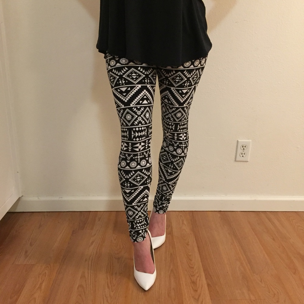 •LAST 1• Black Aztec Print Brushed Ankle Leggings - Picture 4 of 6