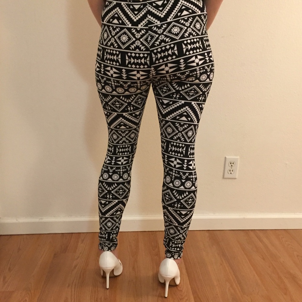 •LAST 1• Black Aztec Print Brushed Ankle Leggings - Picture 6 of 6