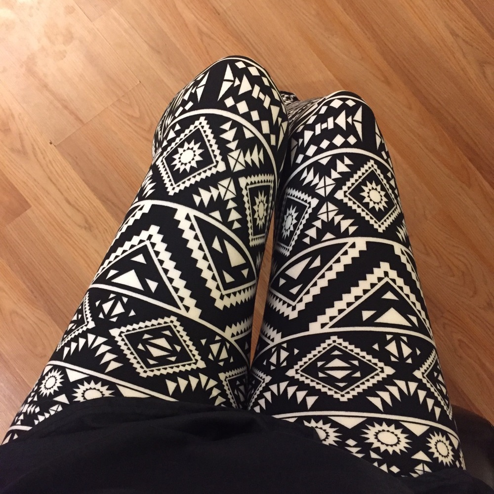 •LAST 1• Black Aztec Print Brushed Ankle Leggings - Picture 2 of 6