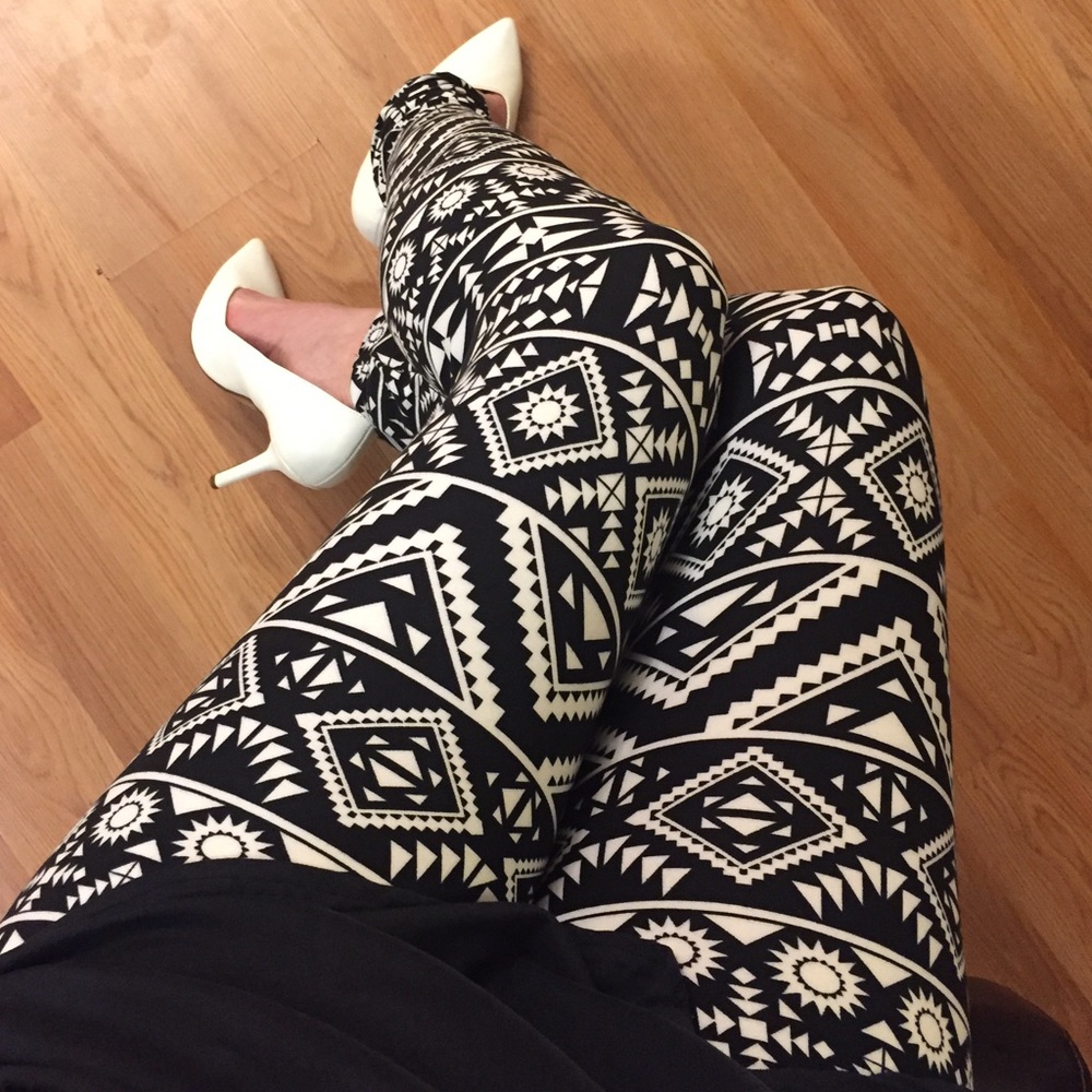 •LAST 1• Black Aztec Print Brushed Ankle Leggings - Picture 3 of 6