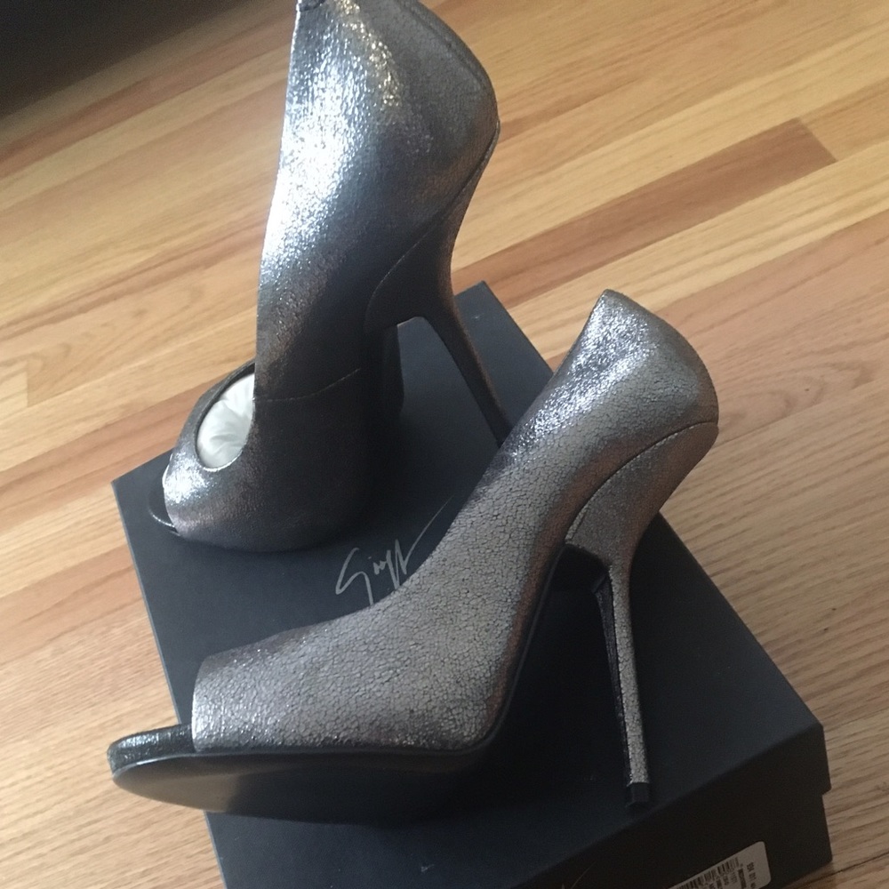 Authentic Giuseppe Zanotti peep toe pumps
