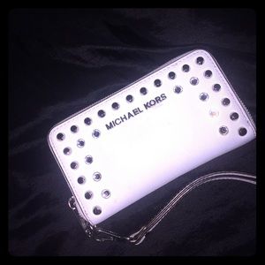 SALE🎉 Michael Kors White Wristlet Wallet