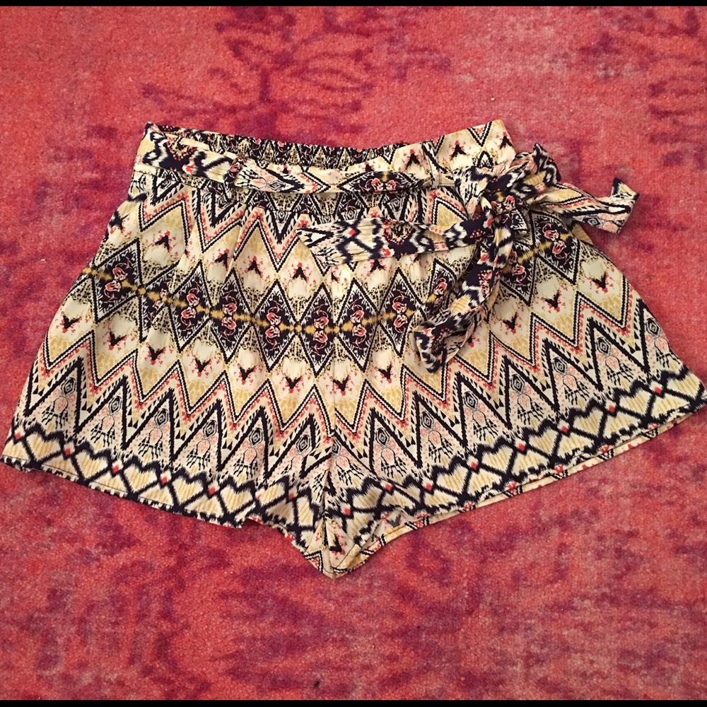 💜💜 Chic Avery Aztec print tie shorts  BNWT❤️❤️