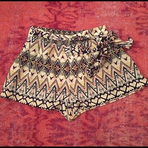 💜💜 Chic Avery Aztec print tie shorts  BNWT❤️❤️