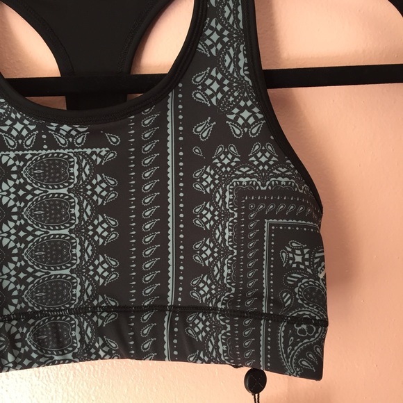 Finders Keepers Fit Run The World Sports Bra - Picture 4 of 4