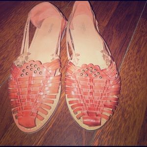 Huaraches / sandals  color is a mix of orange.