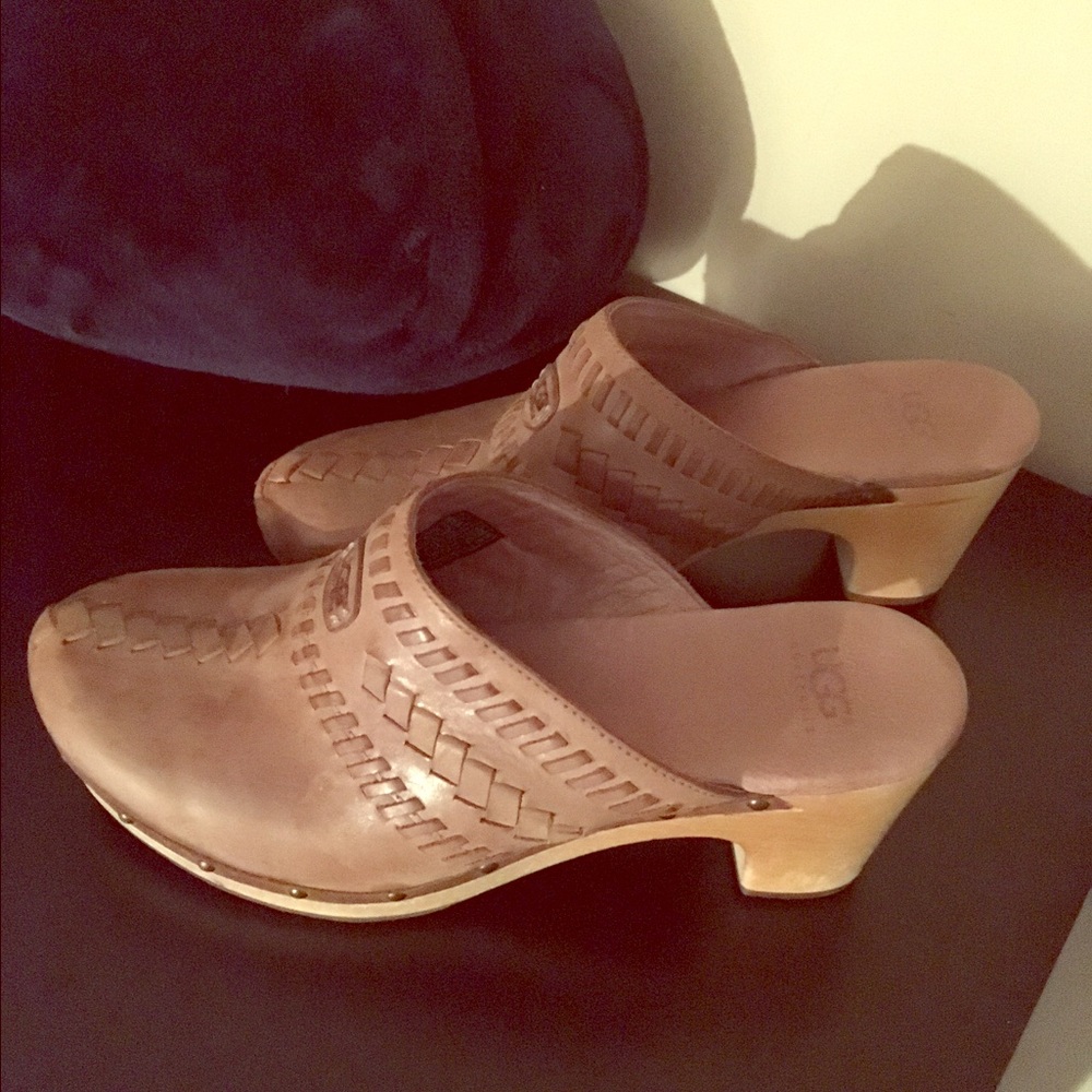 Leather UGG clogs with wooden heel