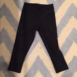 Barely worn NIKE crop legging