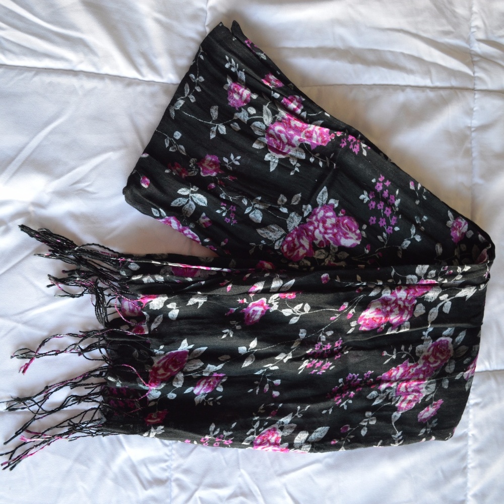 Floral pattern lightweight scarf from Italy! 🇮🇹