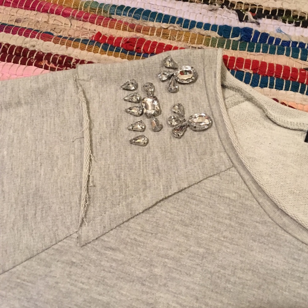 Short sleeve Jeweled decorated sweatshirt