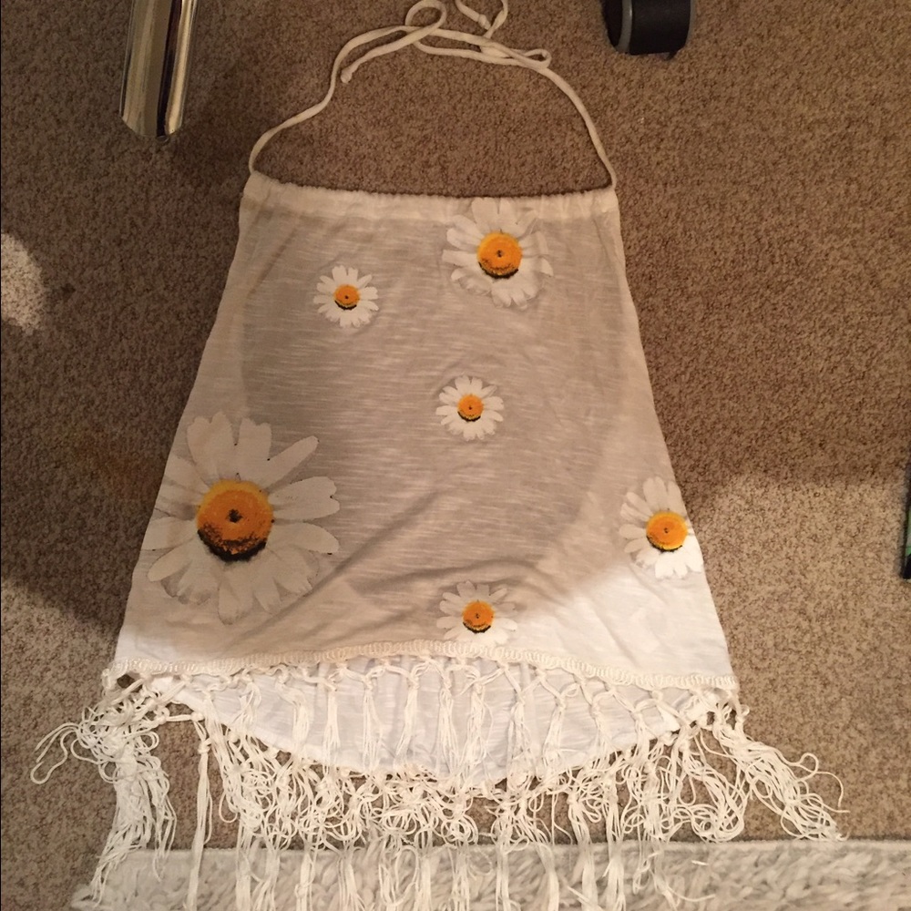 Cute daisy halter top with fringe. Size small