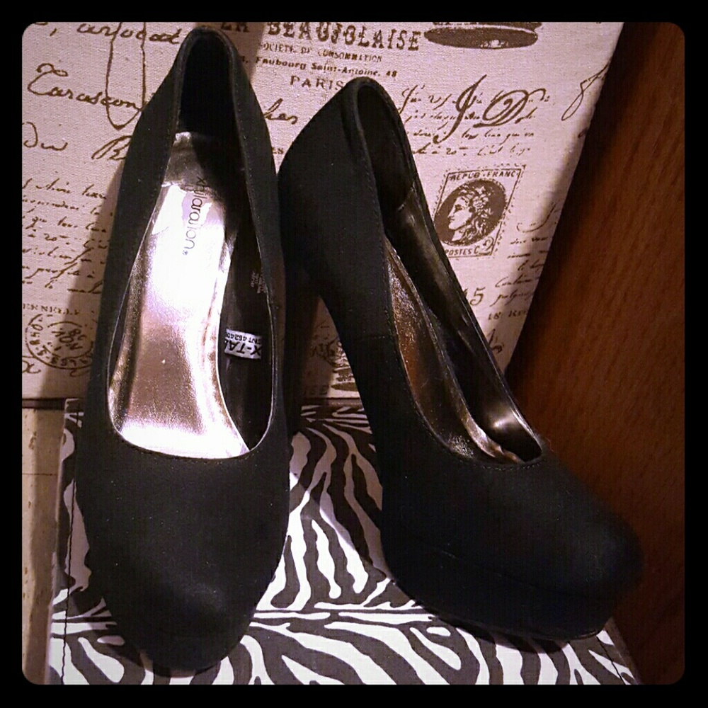 Xhilaration black pumps