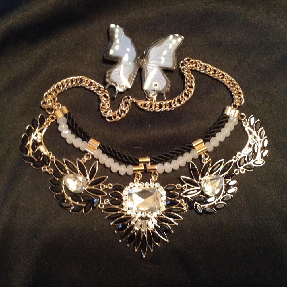Stunning diamond look necklace with black accents