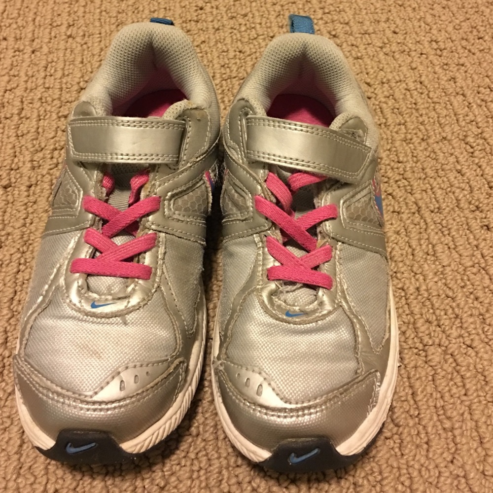Nike sneakers silver VGUC! Girls sz 1Y