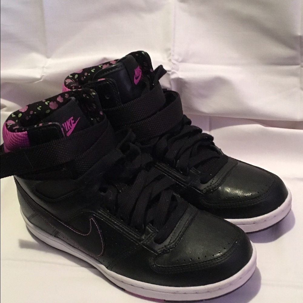 Nike size 7 women's hightop sneaker
