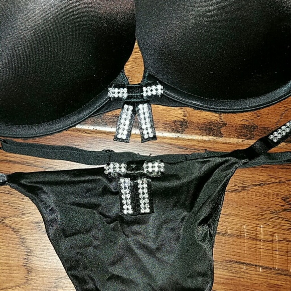 Victoria's Secret Very Sexy push up bra & v-string - Picture 2 of 4