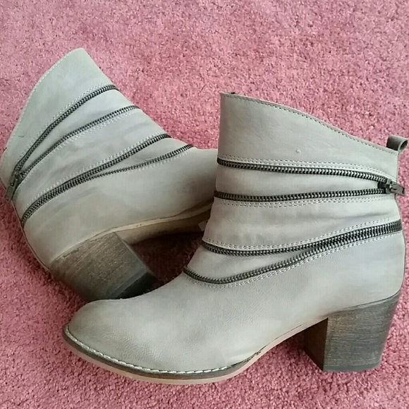 Boots - Picture 4 of 4