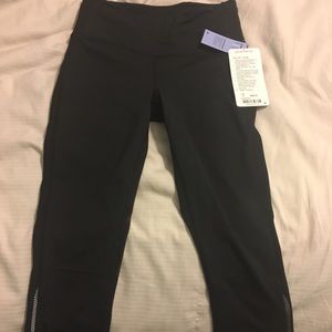 Lululemon Hit It 21" crop workout bottoms