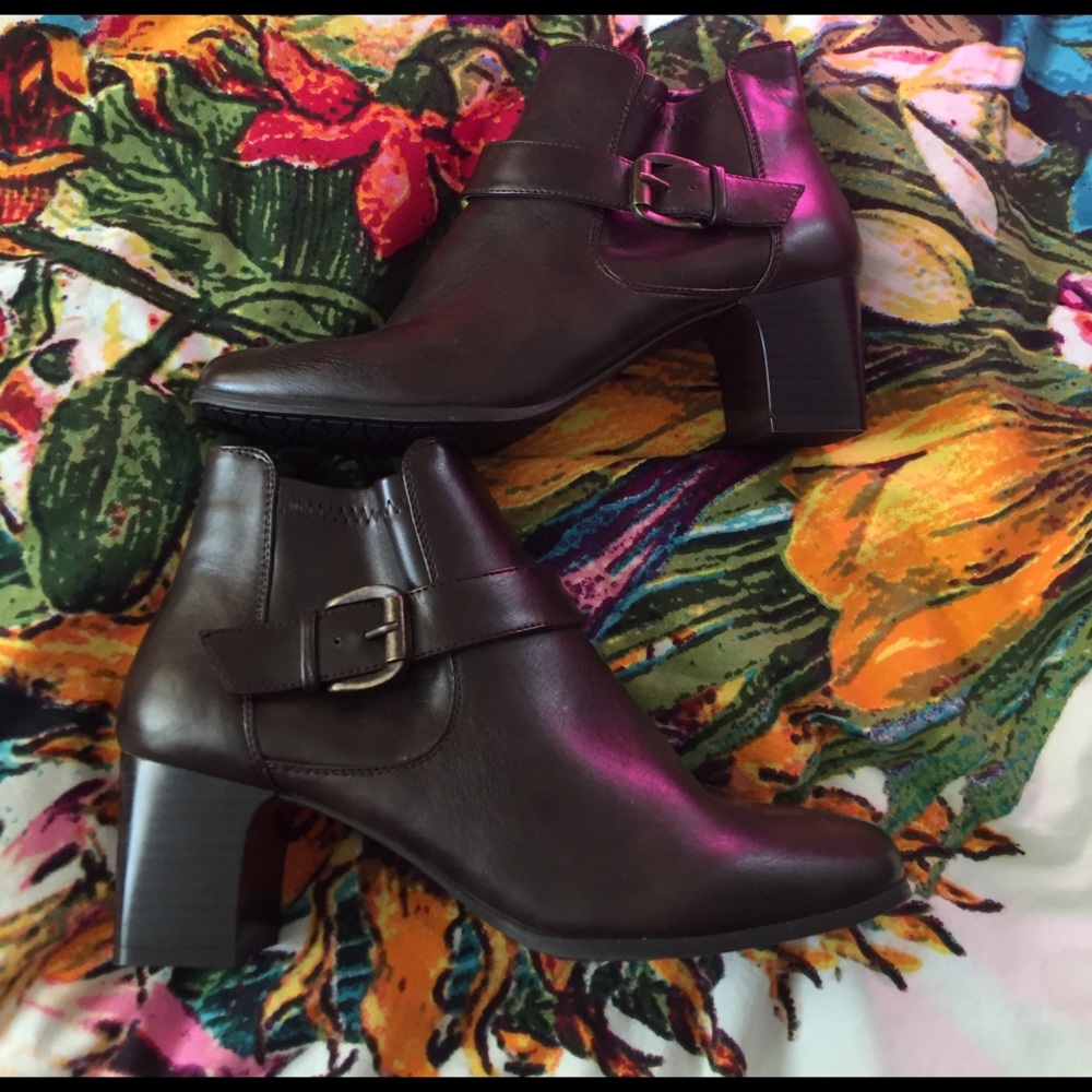 🍂MUST HAVE🍂NWOT Brown Leather heeled booties
