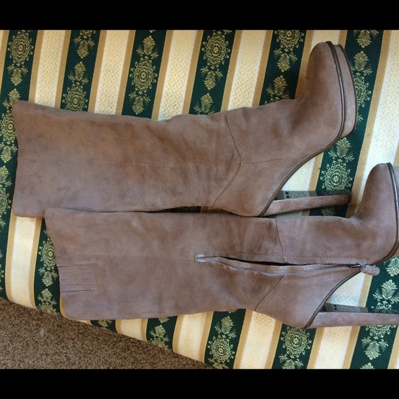 SOLD Bcbg suede boot - Picture 4 of 4