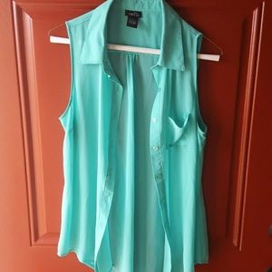 Sleeveless sheer button up!!🐬