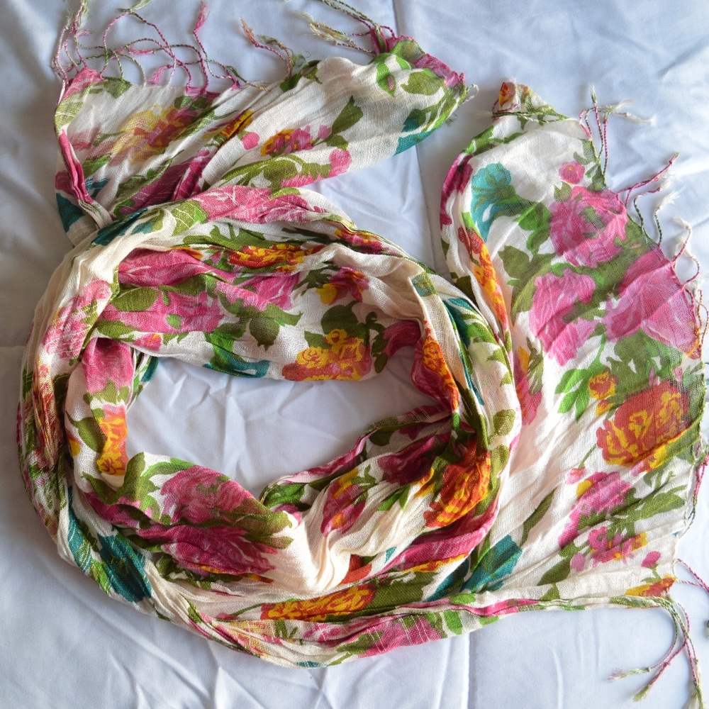 Floral patterned summer scarf from Italy! 🇮🇹