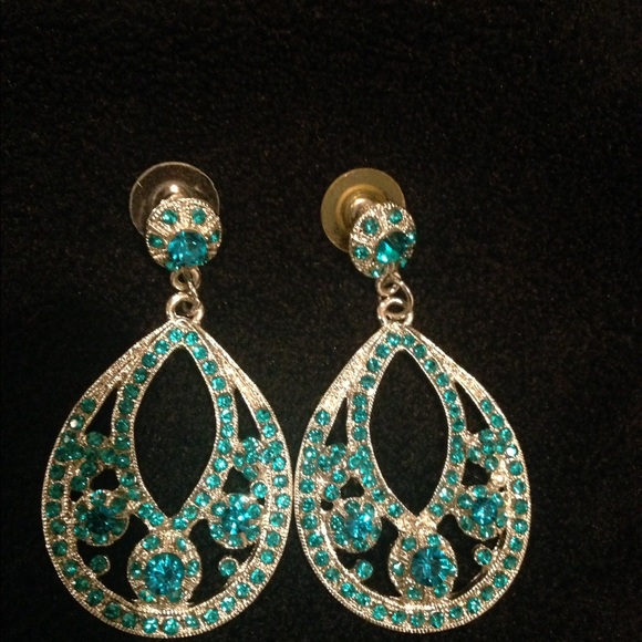 Jewelry - 🍉Sparkly dangly blue rhinestone earrings