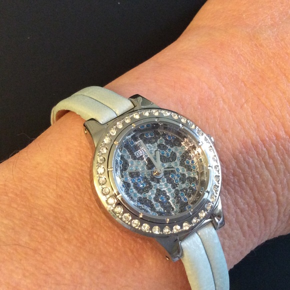 Women's Guess Wristwatch - Picture 3 of 3