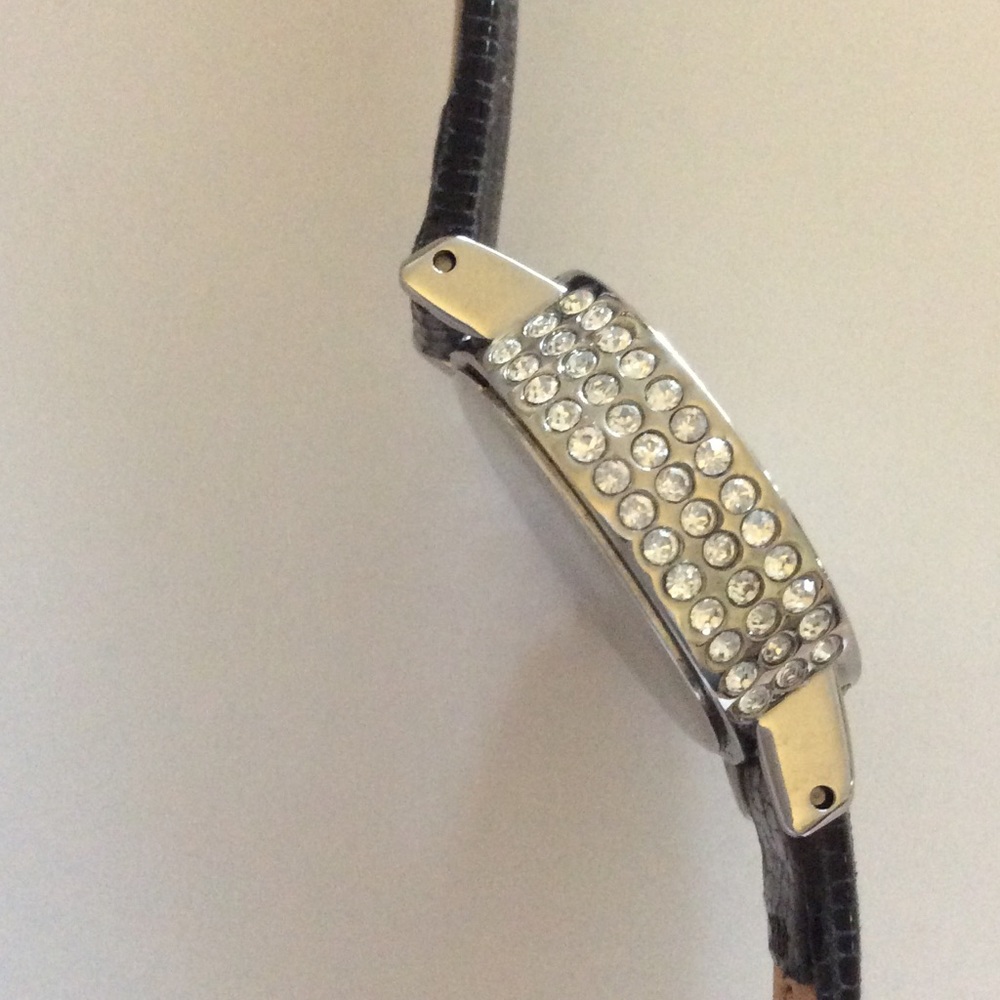 Women's Guess Wristwatch - Picture 2 of 4