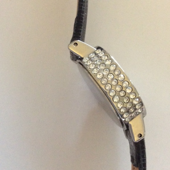 Women's Guess Wristwatch - Picture 2 of 4