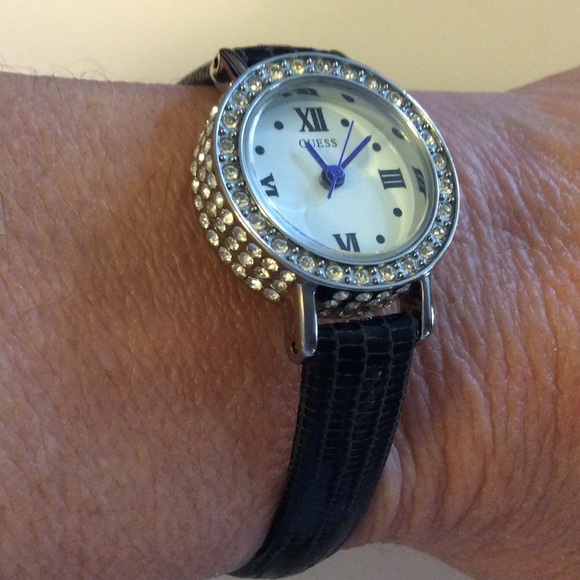 Women's Guess Wristwatch - Picture 4 of 4