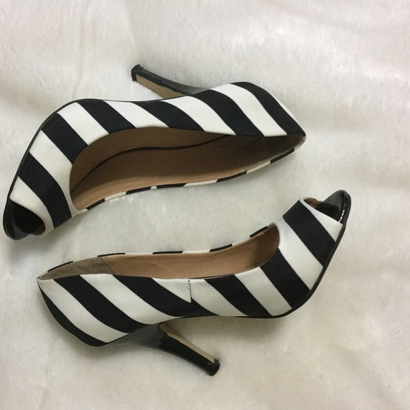 Fioni black white striped peep toe pump