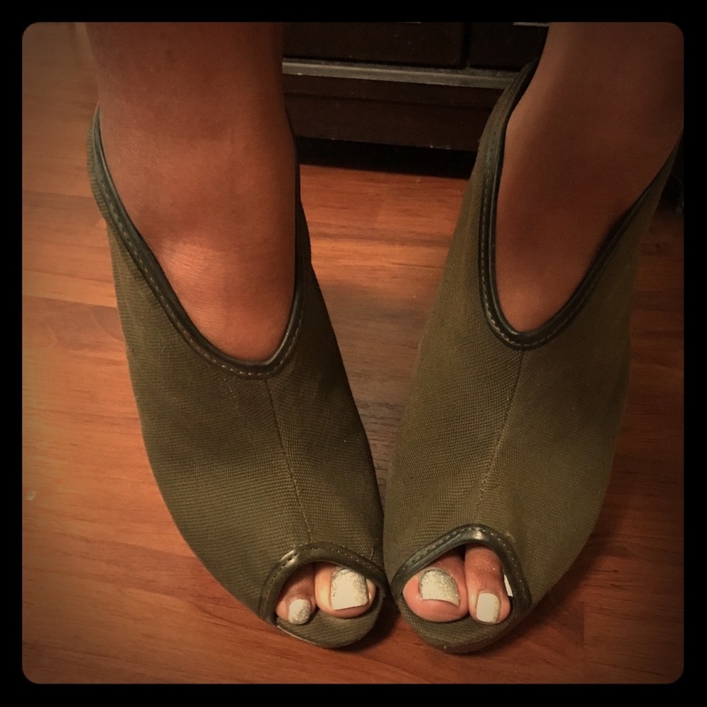 Sexy olive green peep toe booties! Denim material!