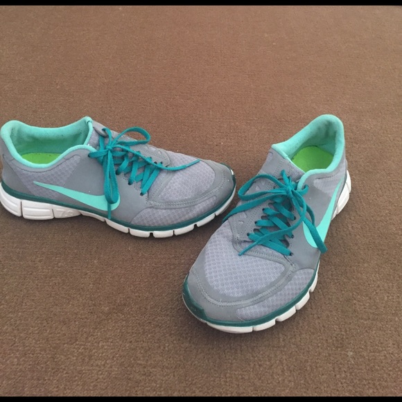 Women's Nike - Picture 1 of 3