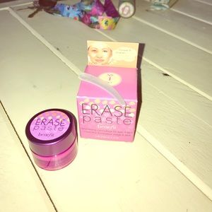 BENEFIT Erase paste